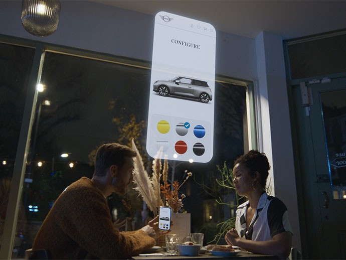 Par med spletnim nakupovanjem MINI